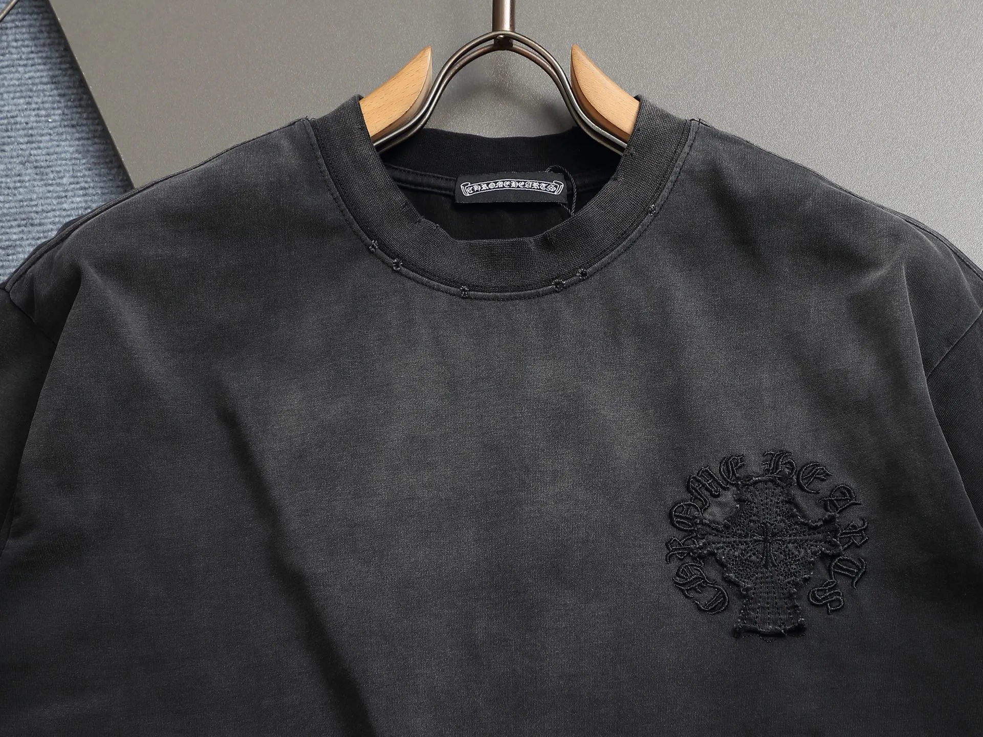 P210 𝗖𝗵𝗿𝗼𝗺𝗲 𝗛𝗲𝗮𝗿𝘁𝘀/Cro Heart 2025 Cross Patch Embroidery Summer New Original Single Counter American Acid Washed Distressed Laser Burnt Patch Embroidery Couple Casual Short Sleeve T-shirt 👑The highest version! Customized fabric 300g double yarn! American acid-washed and distressed original fabric laser burnt ✟appliqué embroidery and exquisite embroidery of letters! The best-selling model at the counter. It is very comfortable to wear. It is low-key yet luxurious. It is very classy when worn. The large size and tailoring are needless to say. The upper body is exquisite and vivid. 👍High-end first-class materials. A truly palace-level product. The cotton from Turkey is of outstanding quality. After heavy washing, the clothes are very soft! Not picky, the upper body is absolutely stylish and extremely luxurious. Auxiliary materials: The original model has been authenticated and labeled ➕100% silk washed with water label. Genuine purchase-grade original hangtag➕matching hanging rope➕3D hanging beads➕original packaging bag. Craftsmanship: The original version has consistent wiring! The highest version of the armhole matching technique! Countless times of pattern making to 100% restore the original appearance! The correct version is the same for men and women, super eye-catching, super good-looking, and super atmospheric! Color: White Black Size: S-XL
